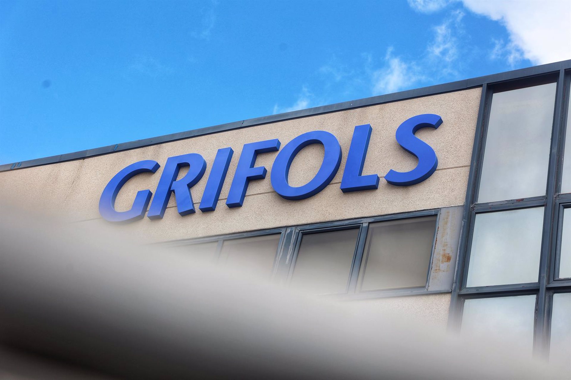 Grifols sube casi un 3% tras asegurar que podrá satisfacer los vencimientos de deuda que tiene en 2025