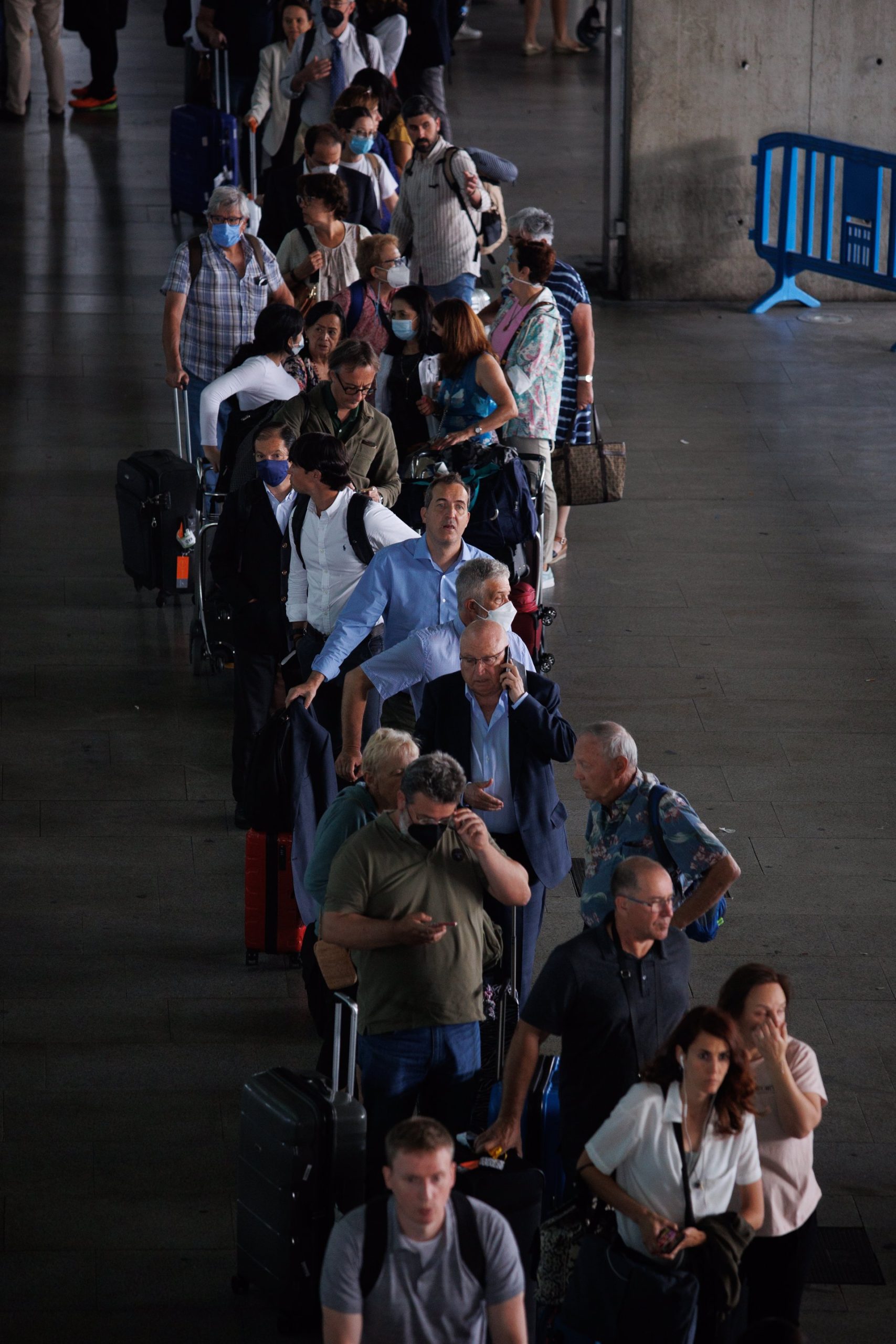 Los minibuses que captan clientes ilegalmente provocan colas en el aeropuerto de Palma en protesta por las inspecciones