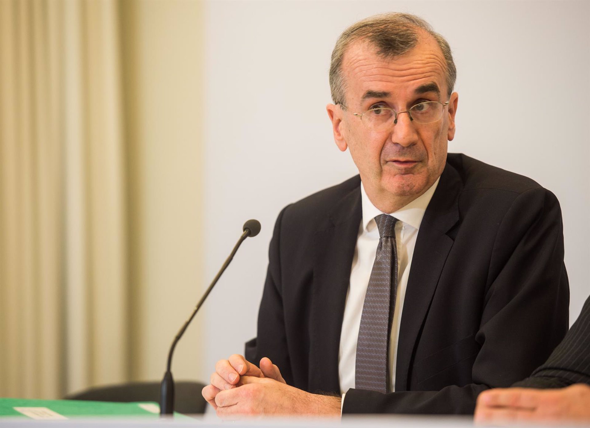 Villeroy asegura que el BCE puede permitirse ignorar altibajos en el proceso de devolver la inflación al 2%