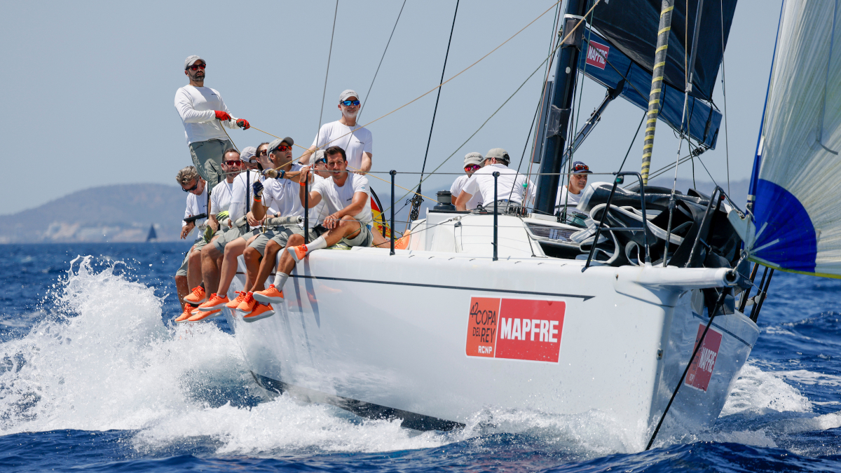 El Rey Felipe VI sale a entrenar en la bahía de Palma a bordo del Aifos para la 42 Copa del Rey MAPFRE