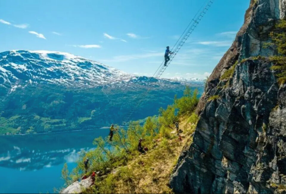 Glaciares, lago, vía ferrata, un teleférico y, por supuesto, un fiordo: las activas vacaciones al aire libre en Olden, Noruega
