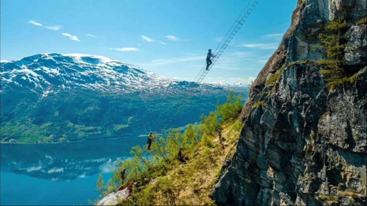 Glaciares, lago, vía ferrata, un teleférico y, por supuesto, un fiordo: las activas vacaciones al aire libre en Olden, Noruega