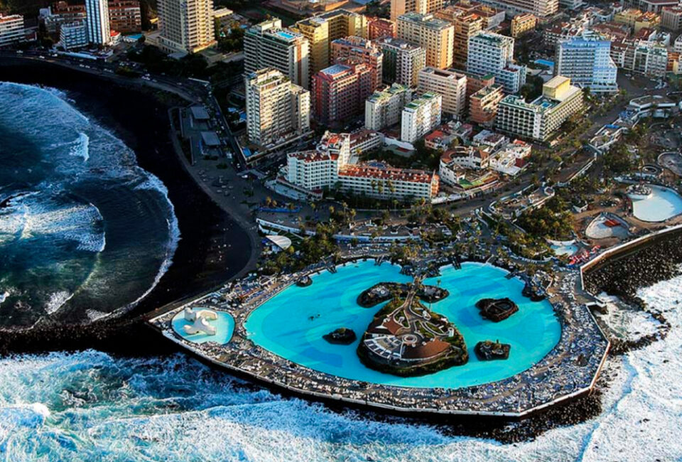 De las diseñadas por César Manrique en Tenerife a las olímpicas de Barcelona: las piscinas en las que nos encontrarás en remojo por la geografía Española