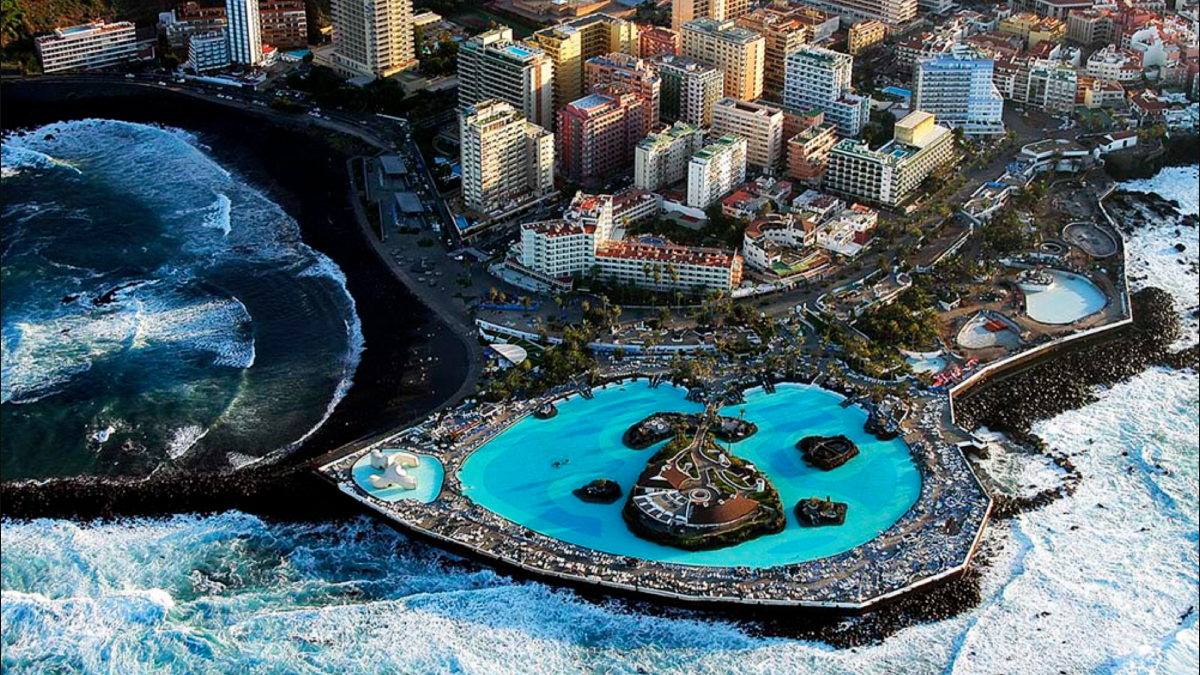 De las diseñadas por César Manrique en Tenerife a las olímpicas de Barcelona: las piscinas en las que nos encontrarás en remojo por la geografía Española