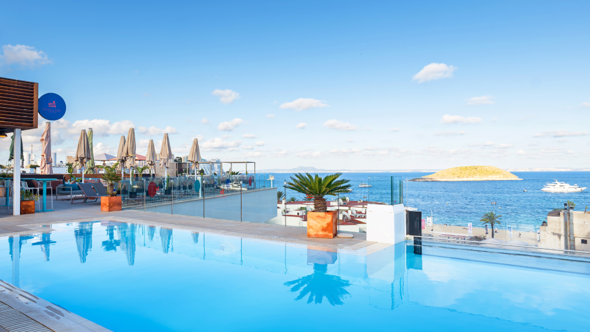 Shallow Sun Club: el ‘rooftop’ de Azotea Grupo en Mallorca donde disfrutar de la bahía de Palma desde las ‘infinity pools’ más altas de Europa