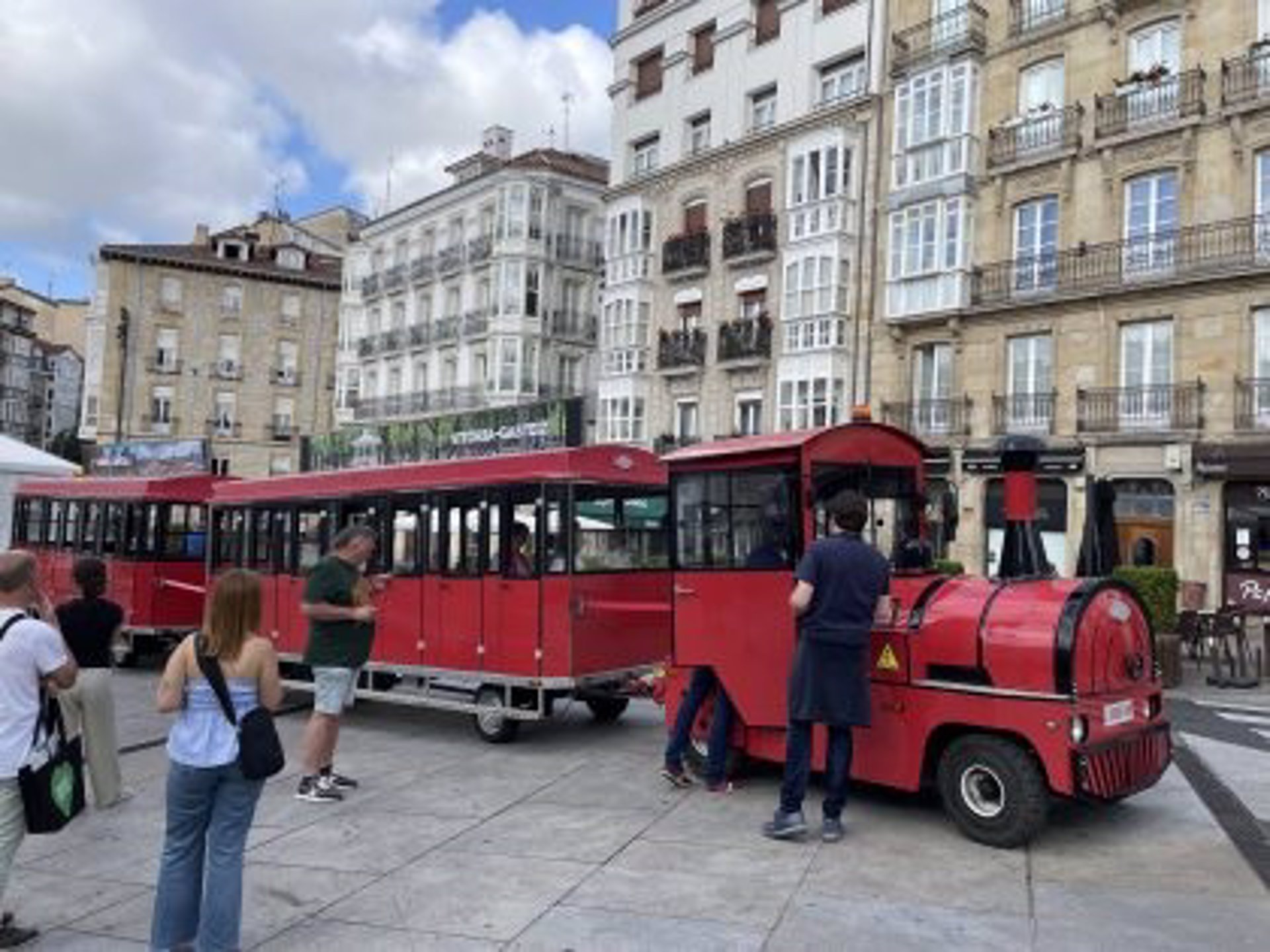 El primer tren turístico 100% eléctrico de Vitoria-Gasteiz ya recorre las calles de la ciudad
