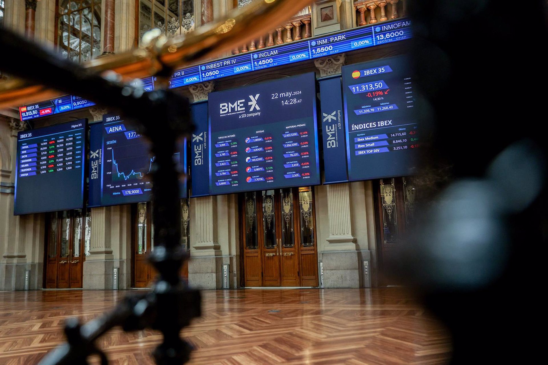 El Ibex 35 lucha por no perder los 11.100 enteros en las primeras horas de negociación