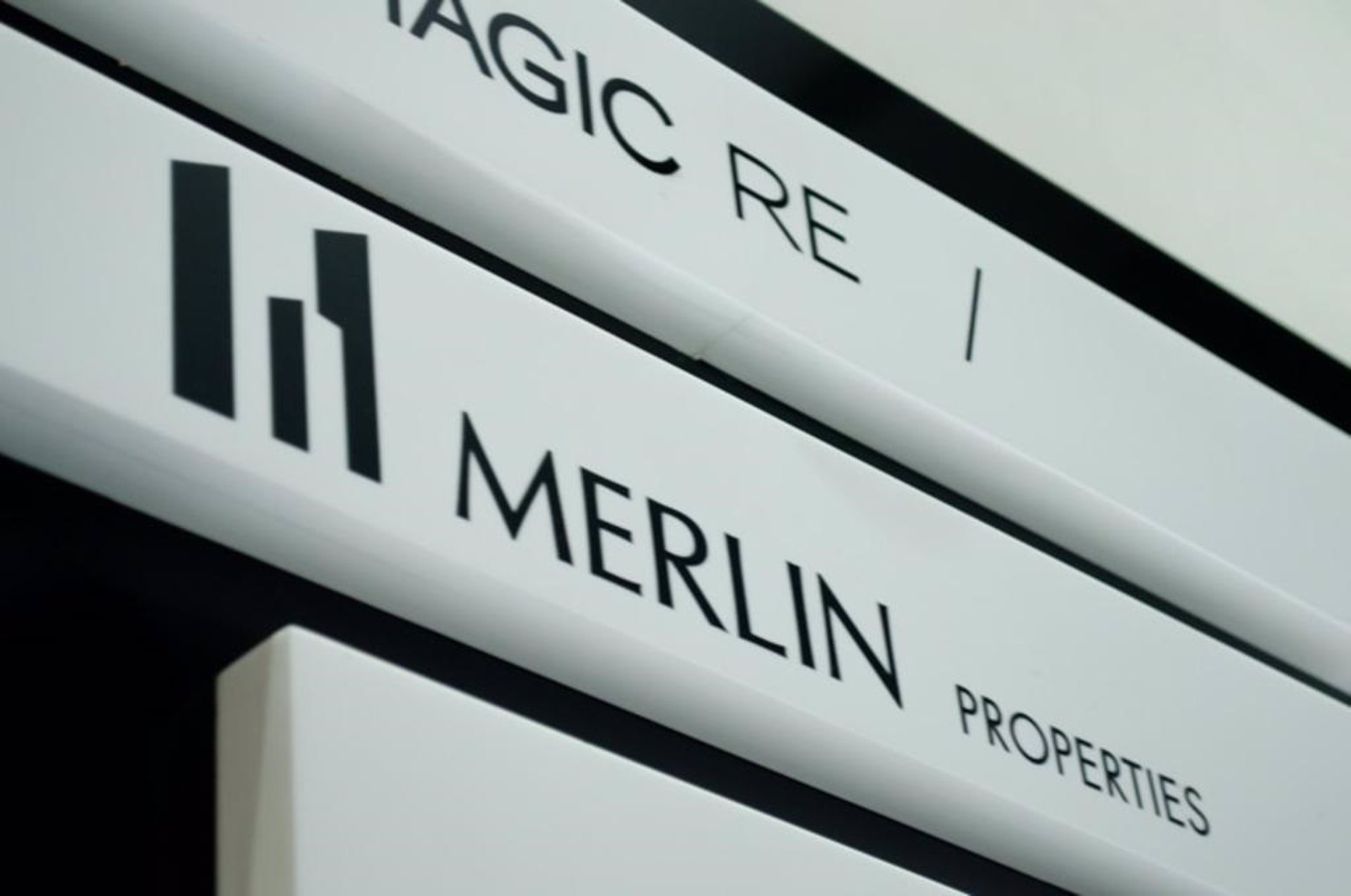 Merlin gana 132,8 millones en el primer semestre frente a pérdidas de un año antes