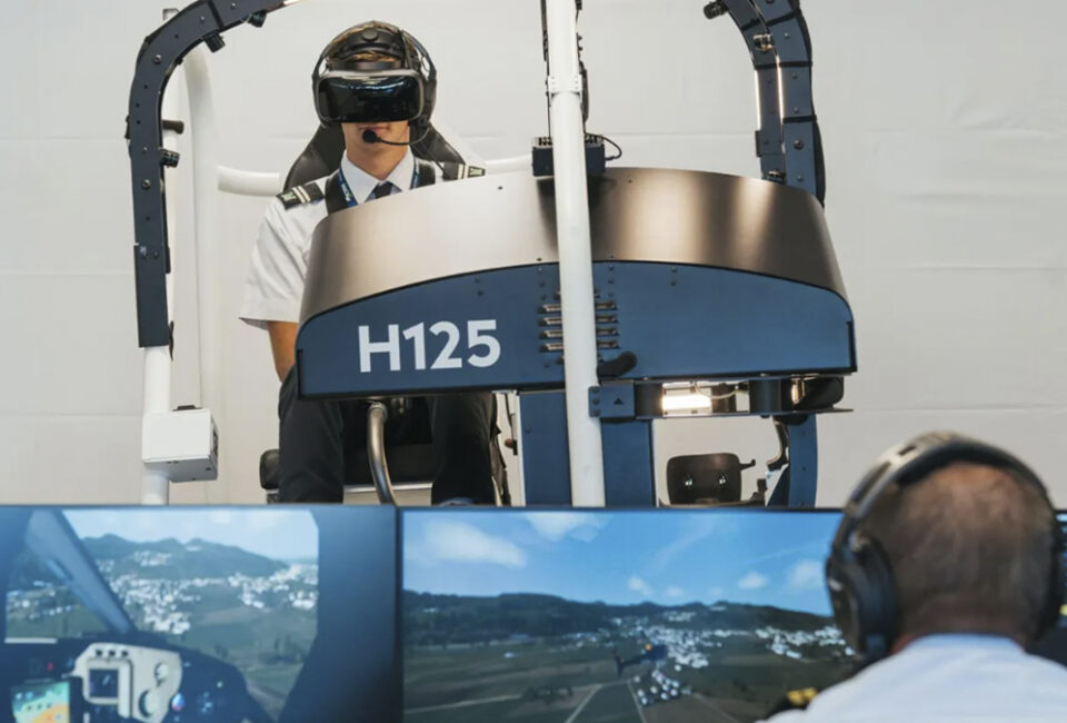 La startup suiza que enseña a pilotos a volar helicópteros con realidad virtual