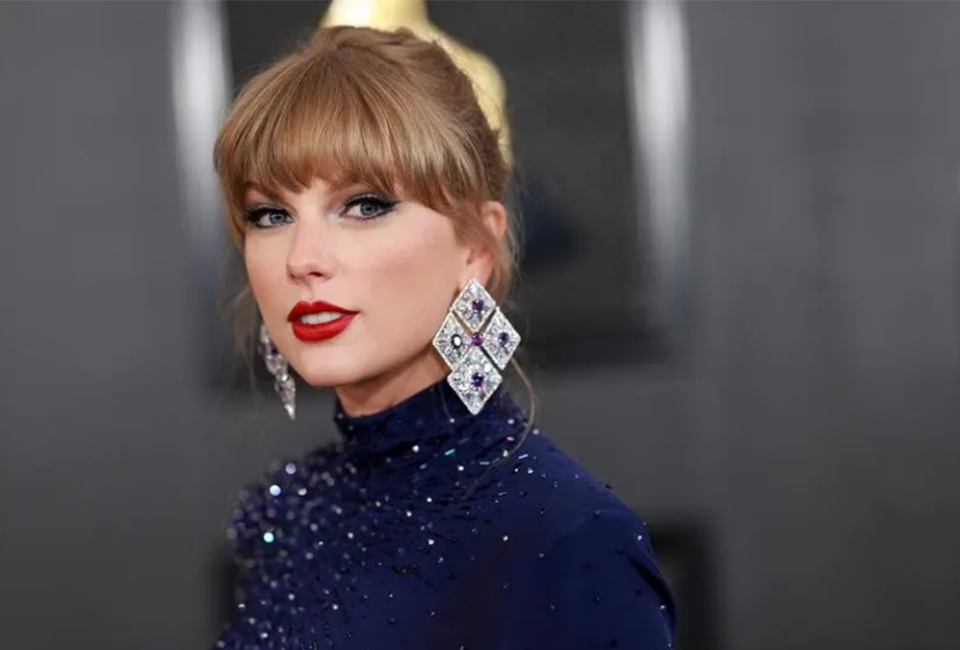 LOS ÁNGELES, CALIFORNIA - 05 DE FEBRERO: Taylor Swift asiste a la 65a edición de los Premios GRAMMY el 05 de febrero,