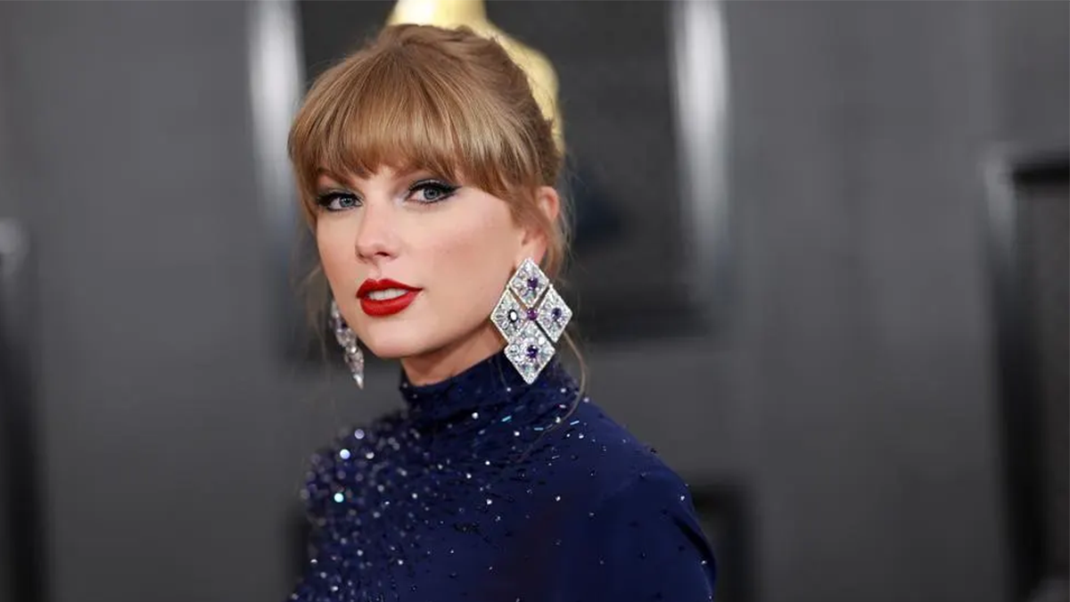 LOS ÁNGELES, CALIFORNIA - 05 DE FEBRERO: Taylor Swift asiste a la 65a edición de los Premios GRAMMY el 05 de febrero,