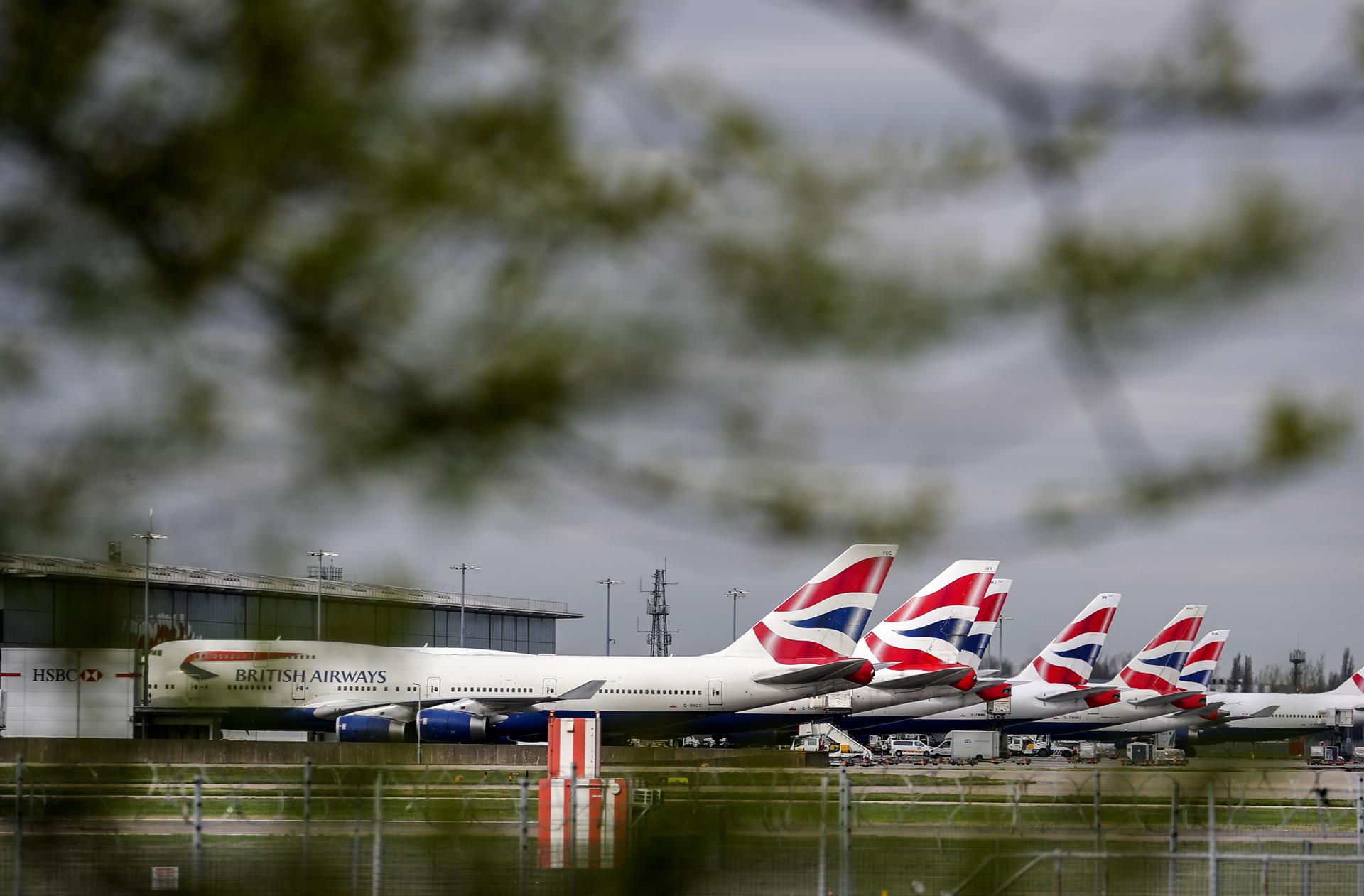 Cientos de vuelos retrasados en los aeropuertos de Londres este viernes por las fuertes lluvias