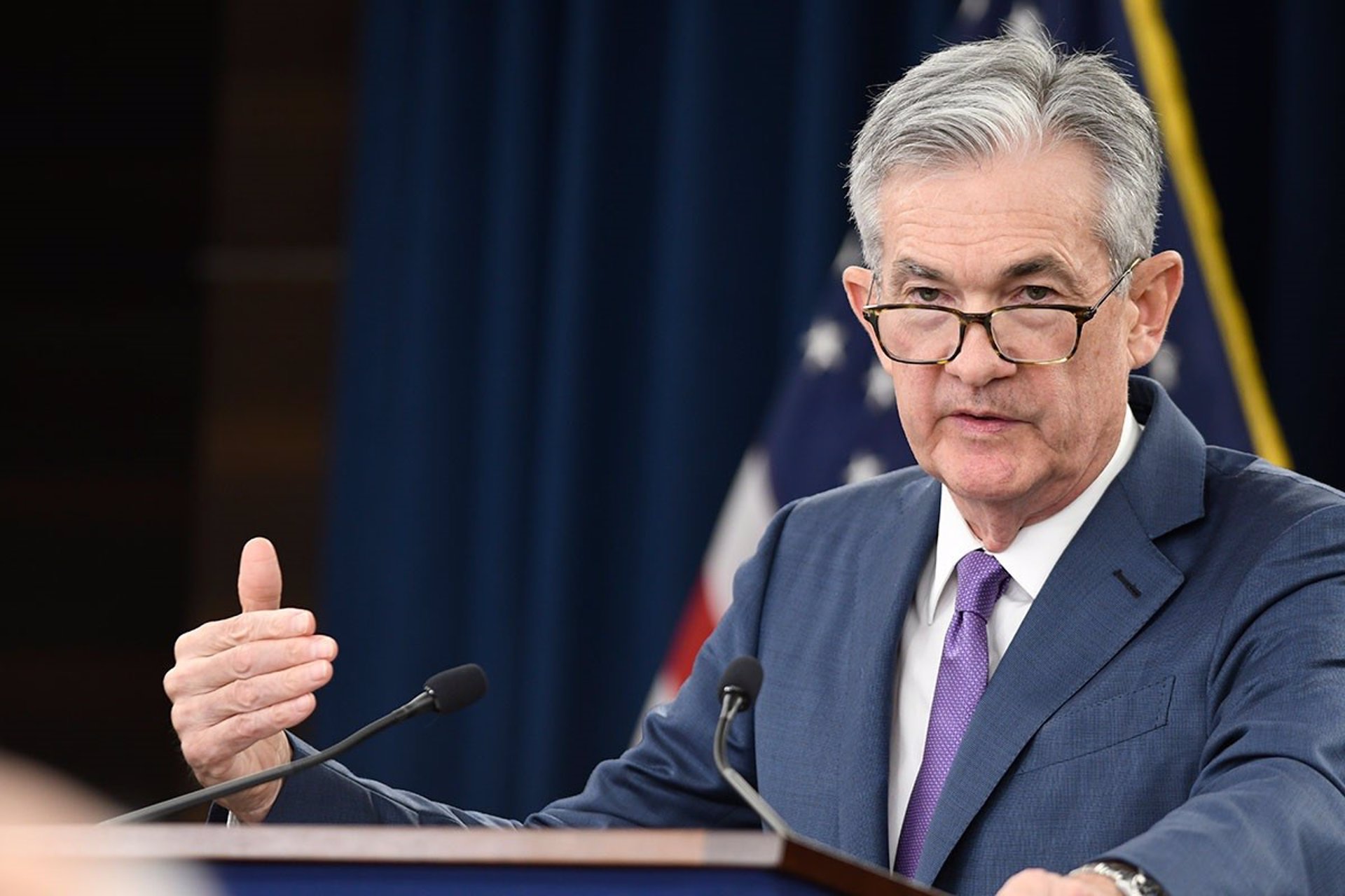 Powell (Fed) defiende «recalibrar» la política monetaria ante el equilibrio de riesgos de inflación y empleo