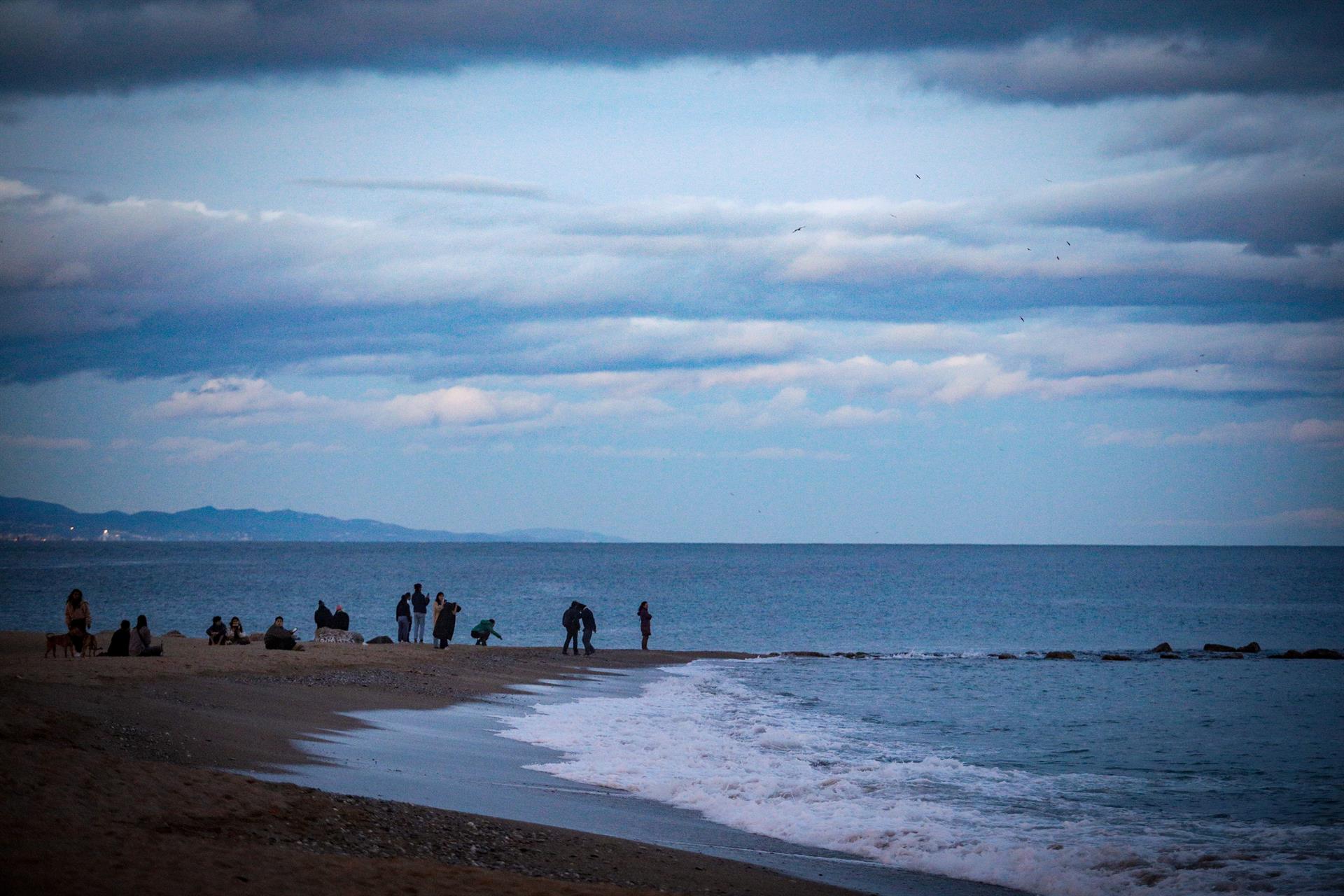 Descienden las temperaturas mínimas este lunes y Cataluña y Baleares siguen en alerta por lluvias y tormentas