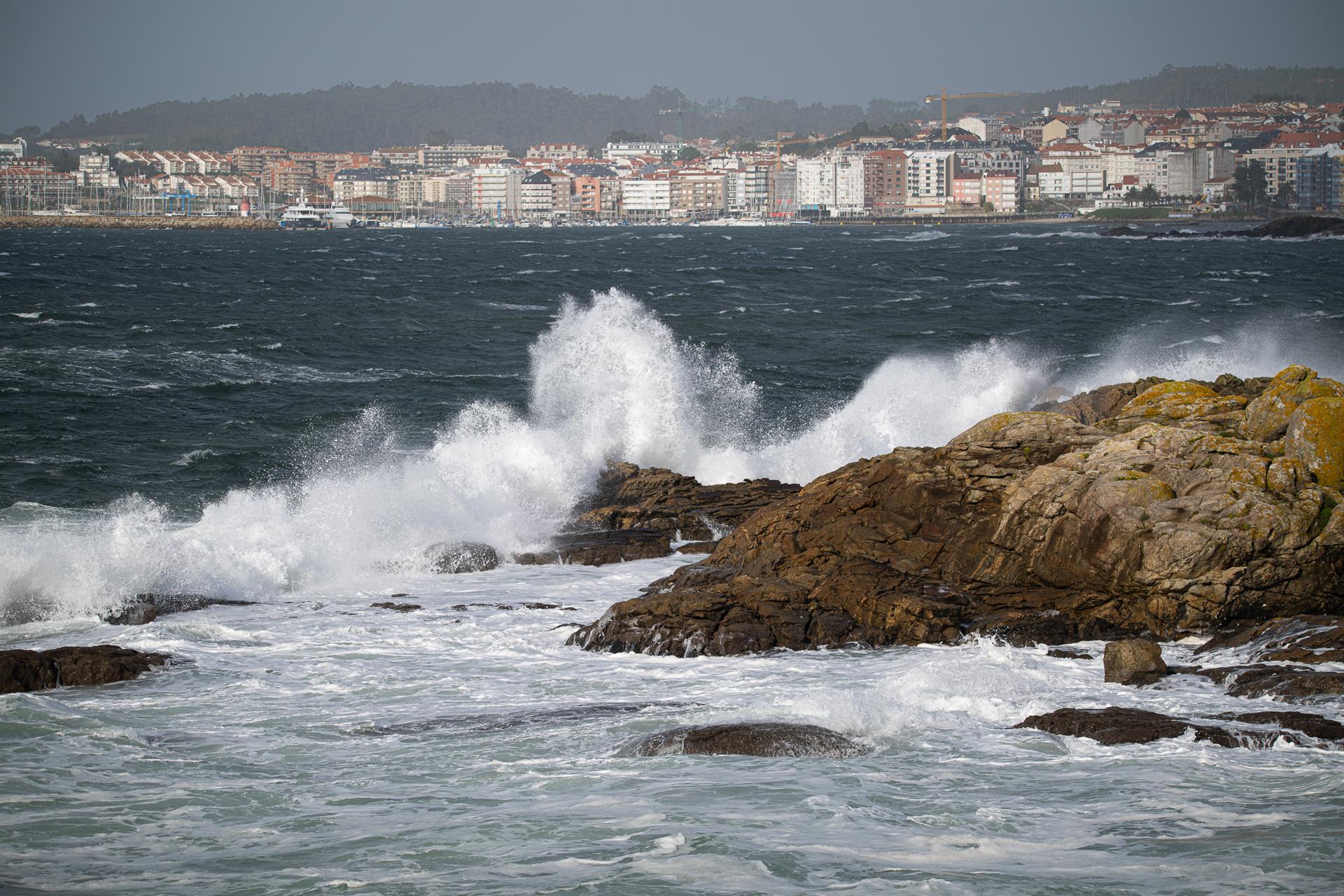 Un total de 12 provincias estarán mañana en aviso por lluvia, viento y olas, con Galicia en nivel naranja por tormentas