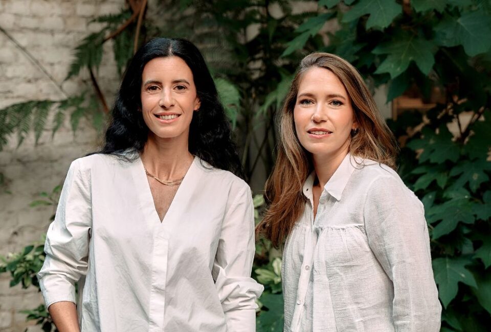 Icíar Gómez-Zuloaga y Claudia Garay, dueñas del estudio Gómez-Garay, las diseñadoras de Sotogrande