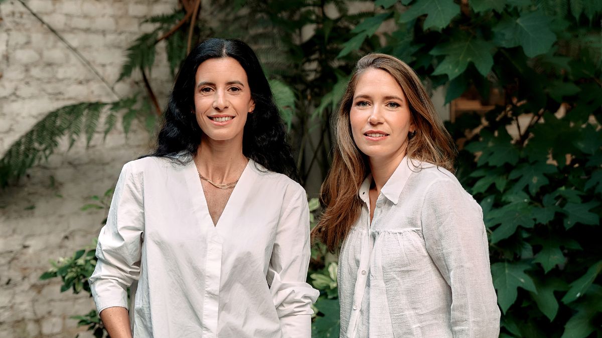 Icíar Gómez-Zuloaga y Claudia Garay, dueñas del estudio Gómez-Garay, las diseñadoras de Sotogrande