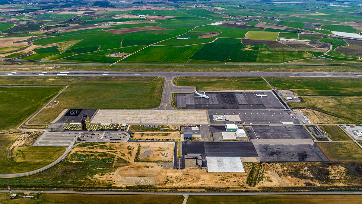 El aeropuerto que se encarriló 