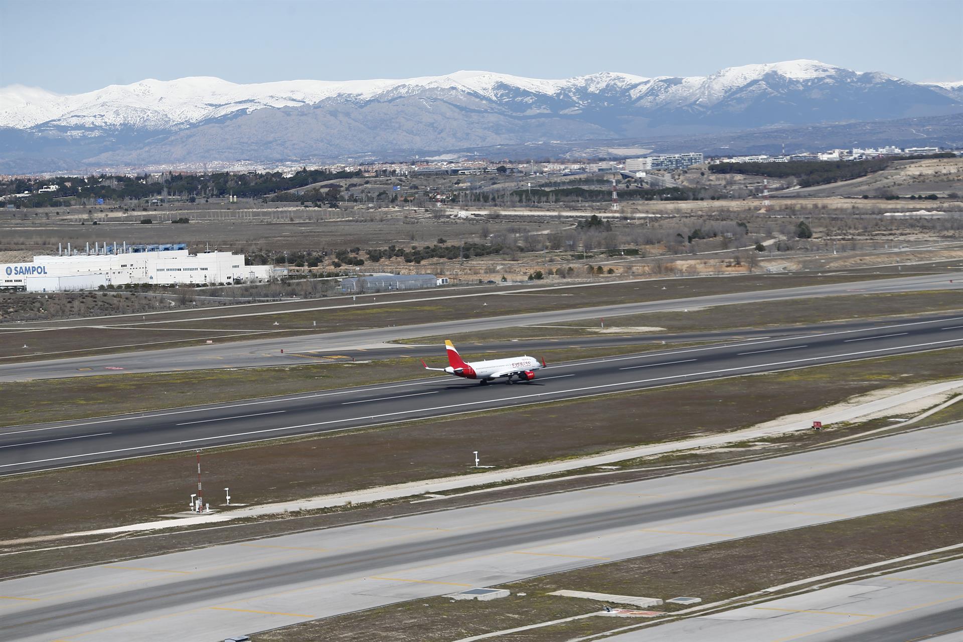 Aena cerrará una de las pistas de Barajas durante 42 días para reformarla, con una inversión de 36,33 millones