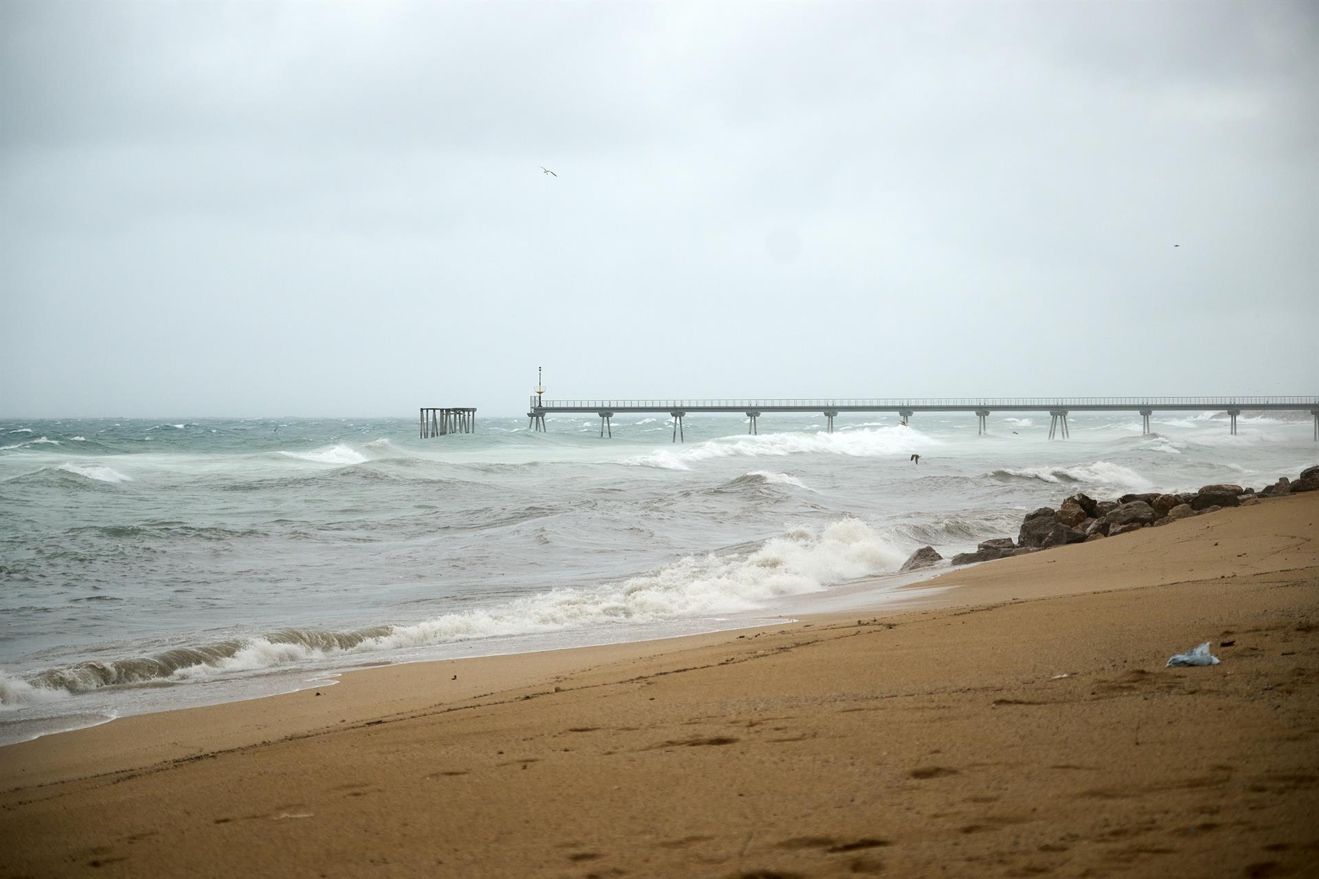 Un total de 12 provincias estarán hoy en aviso por lluvia, olas y viento en un día con Murcia a 35ºC