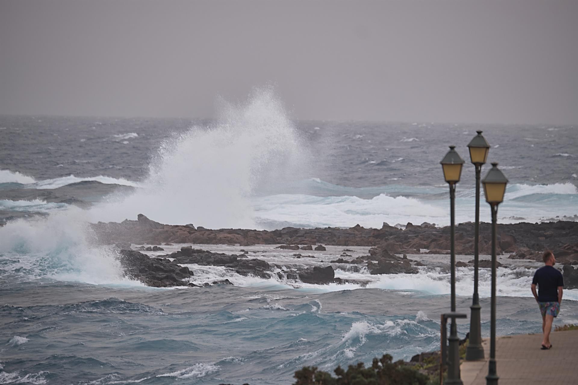 Un total de 10 provincias y Melilla estarán hoy en aviso por olas, viento, lluvias, tormentas y calor