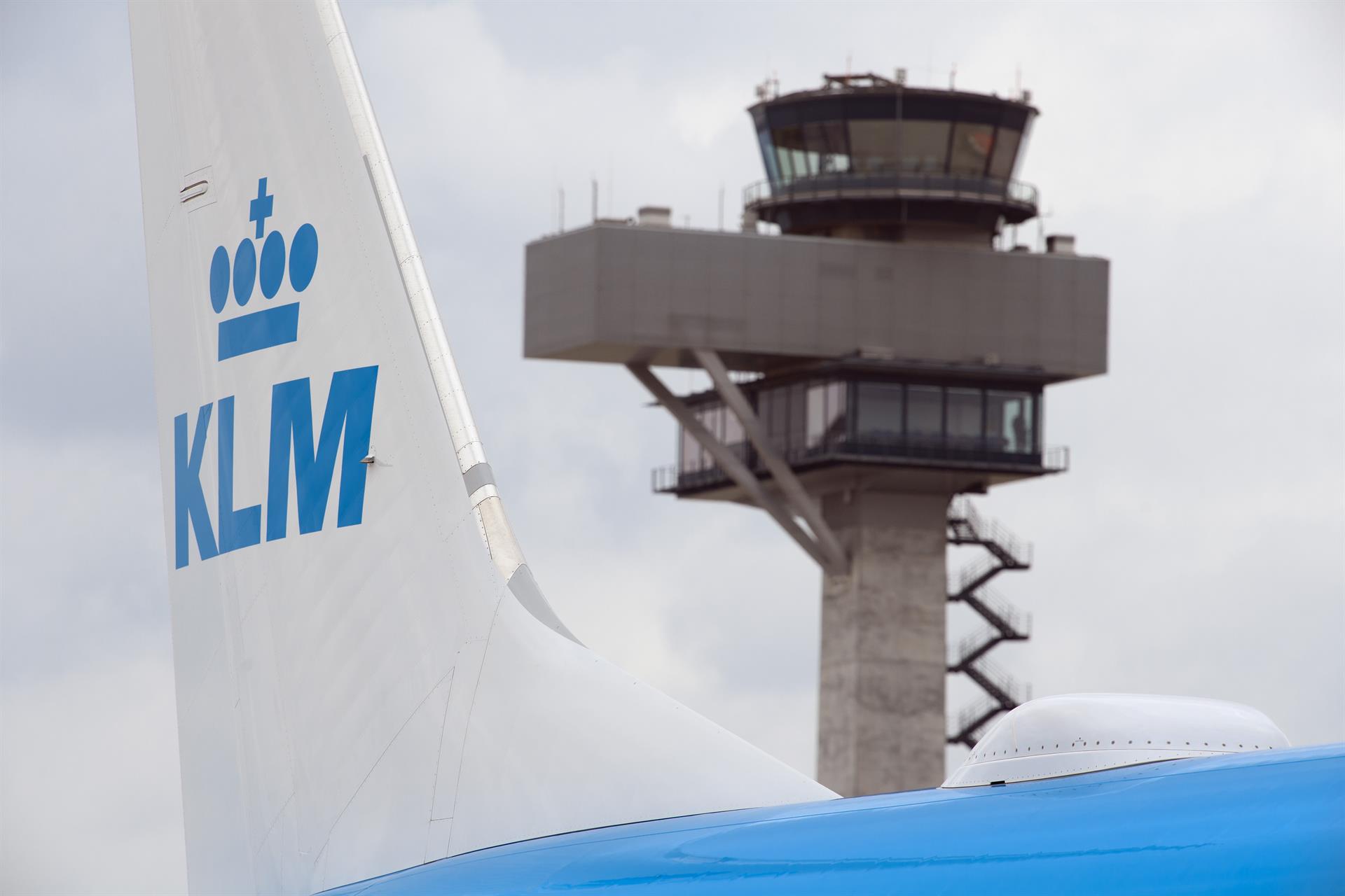 KLM simplificará su organización y recortará inversiones para hacer frente al aumento de los costes