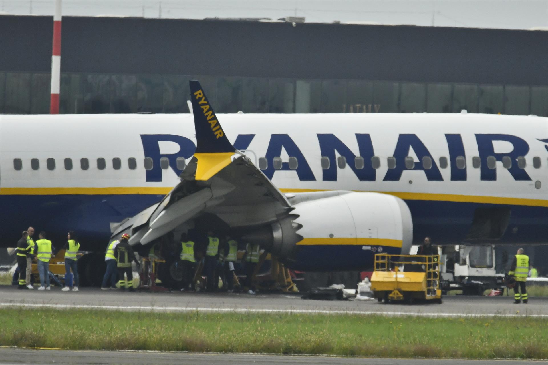 Evacuado un avión de Ryanair con 184 pasajeros por un incendio en el motor en el sur de Italia