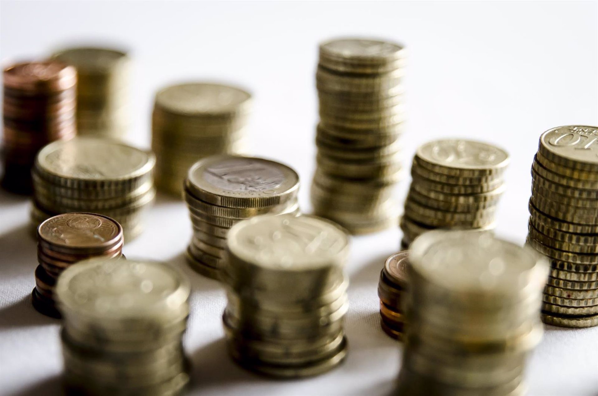 El ahorro de los hogares de la eurozona marca máximos de tres años y la inversión cae a mínimos desde 2020