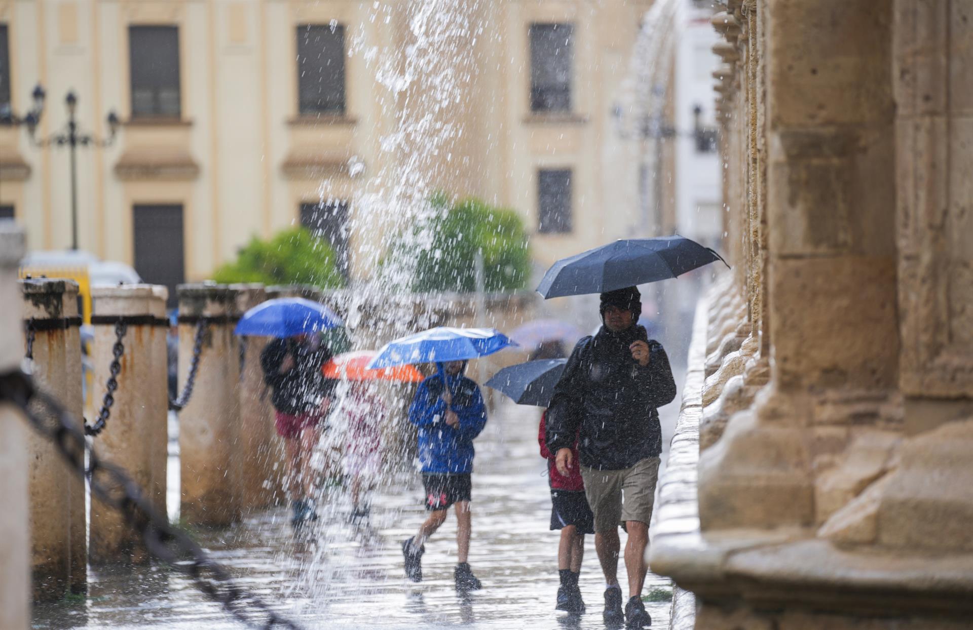 Una decena de CCAA tienen avisos por lluvia, tormentas, viento y olas en una jornada con bajada de temperaturas máximas