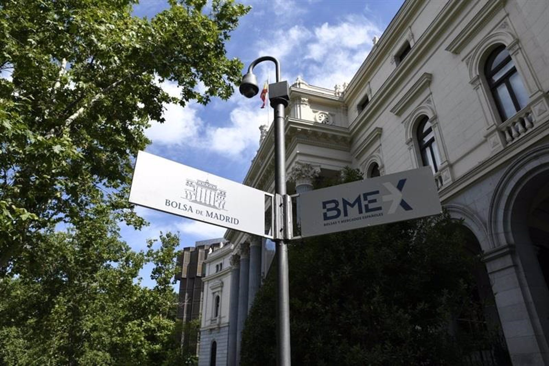 El Ibex 35 conquista los 11.700 puntos (+0,4%) en el arranque de la semana, animado por la banca