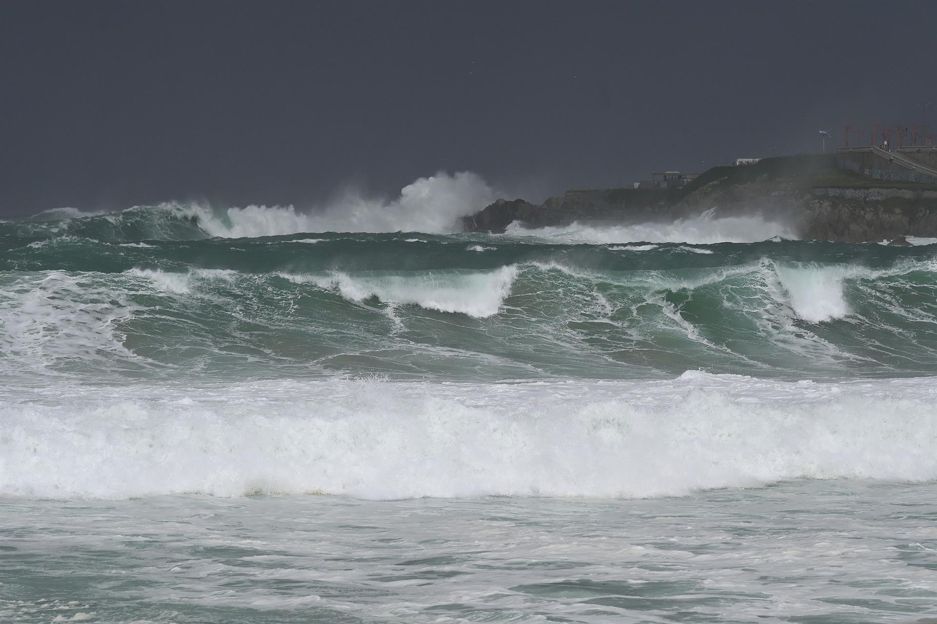 La borrasca ‘ex-Kirk’ provoca mañana un fuerte temporal, con olas de hasta 7 metros en Galicia y Cantábrico según AEMET