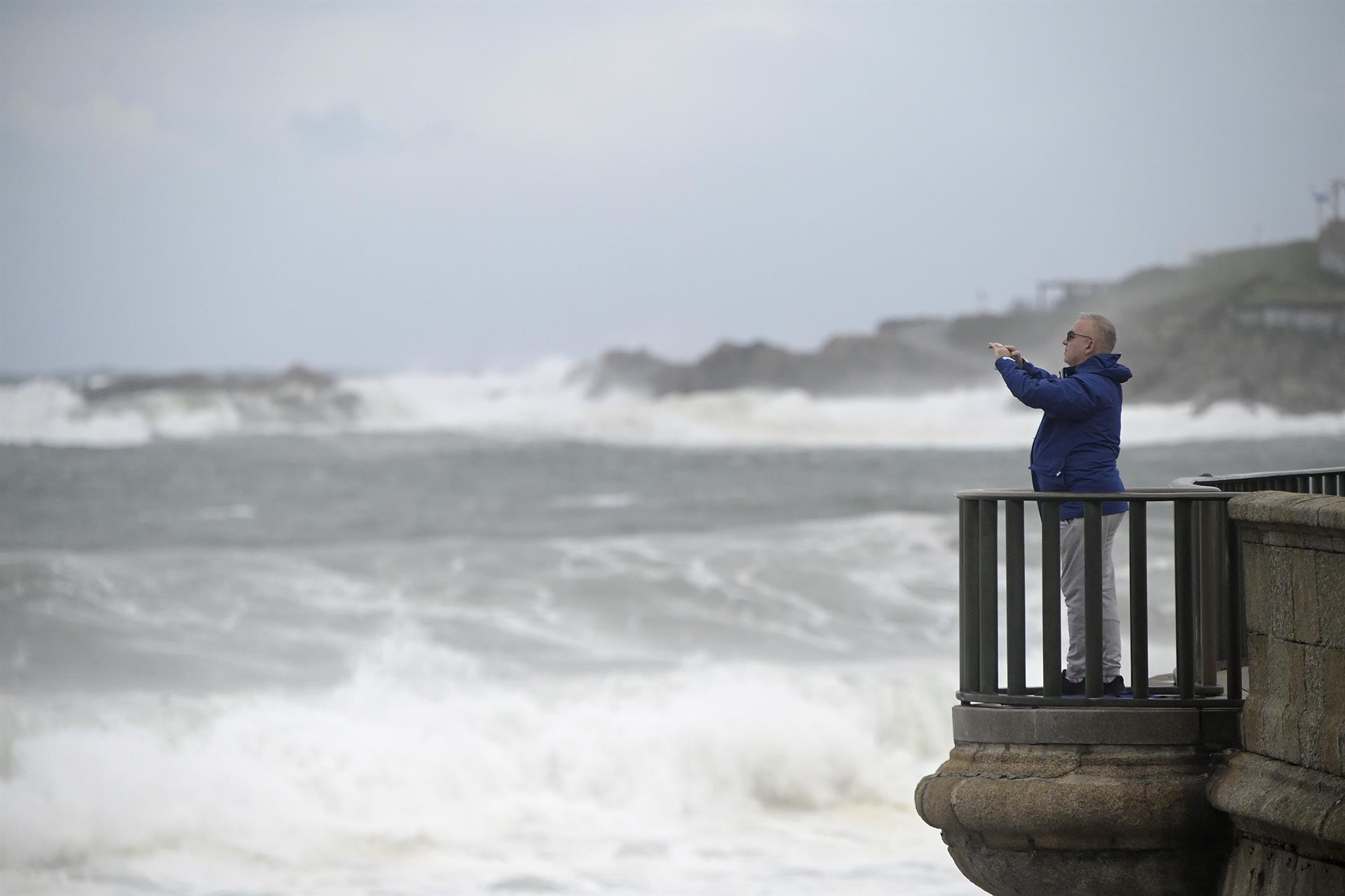 Casi toda la Península y Baleares están hoy en aviso por lluvia, viento, olas y galernas, salvo Canarias y 5 provincias