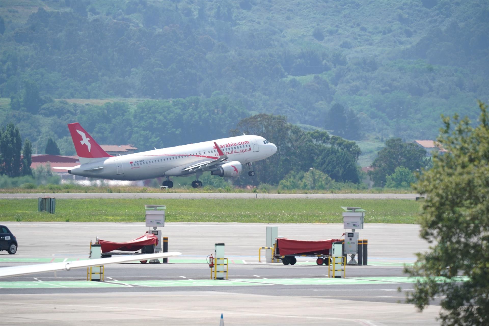 Se elevan a cinco los vuelos desviados al no poder aterrizar en Bilbao a causa del viento y otro ha sido cancelado