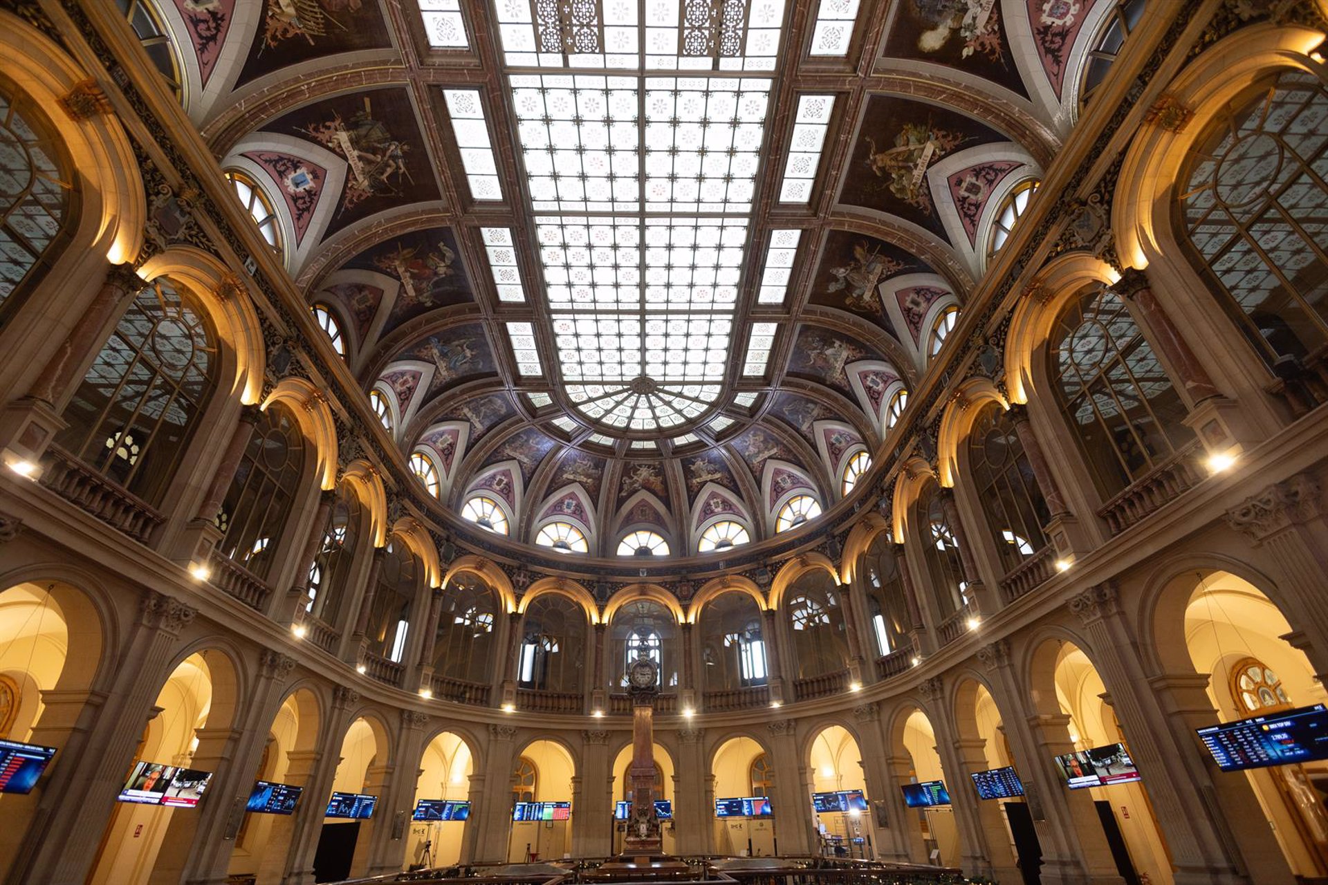 El Ibex 35 cede un 0,1% al mediodía afectado por la banca y a la espera de las actas de la Fed