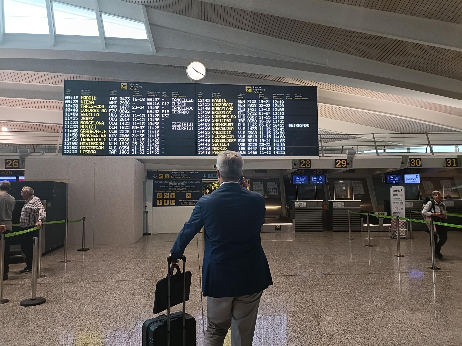 El aeropuerto de Loiu (Bilbao) registra ya 33 cancelaciones y 17 vuelos desviados por las fuertes rachas de viento