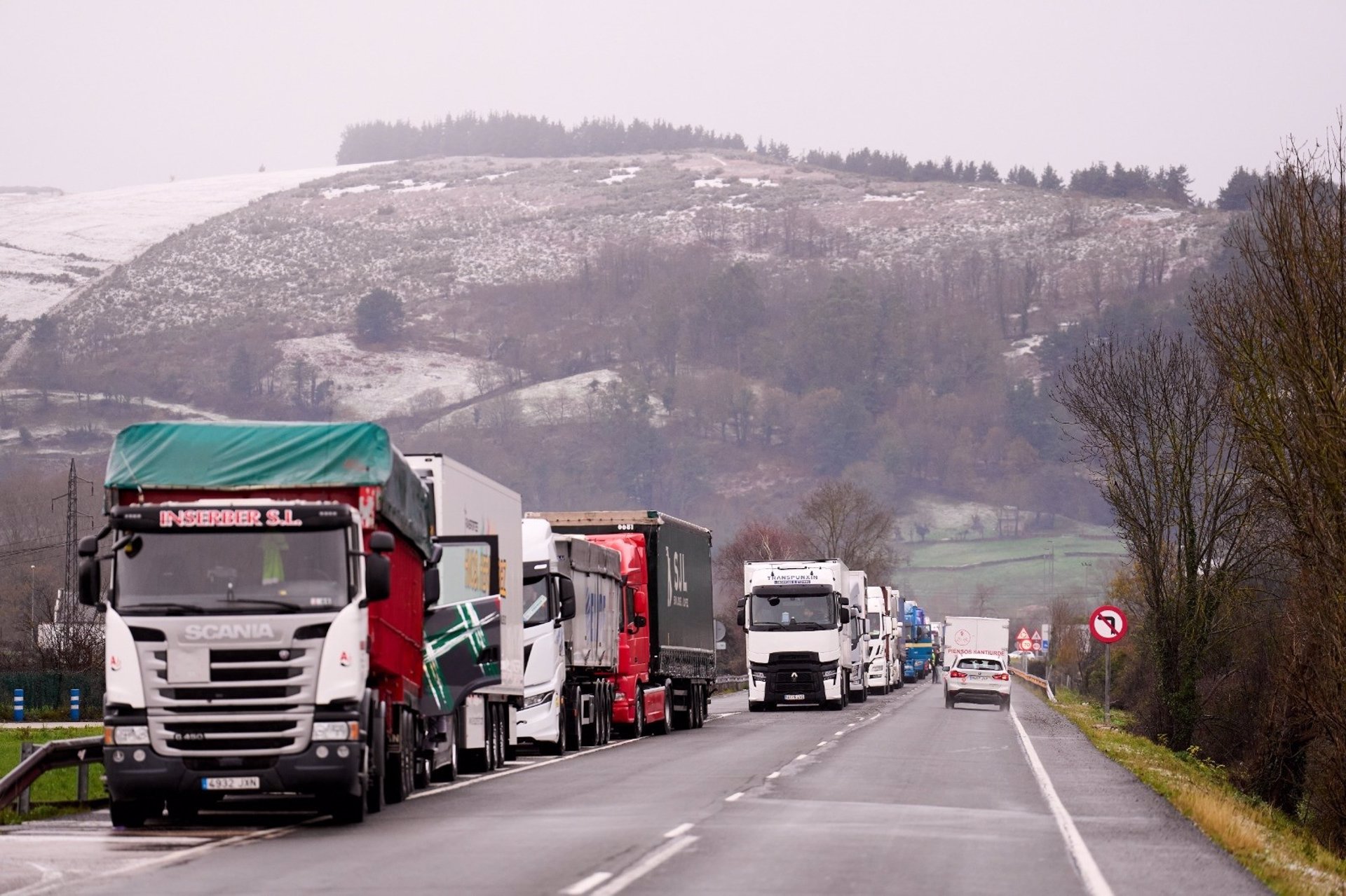 Los mecánicos apoyan la una huelga general de transporte por carretera