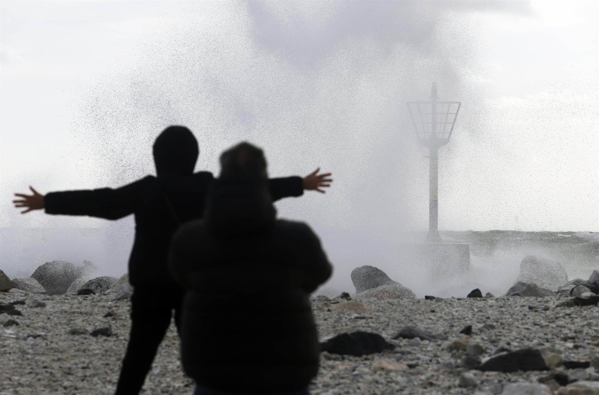 Un total de diez provincias estan hoy en aviso por lluvia, olas y viento, con Andalucía a nivel naranja