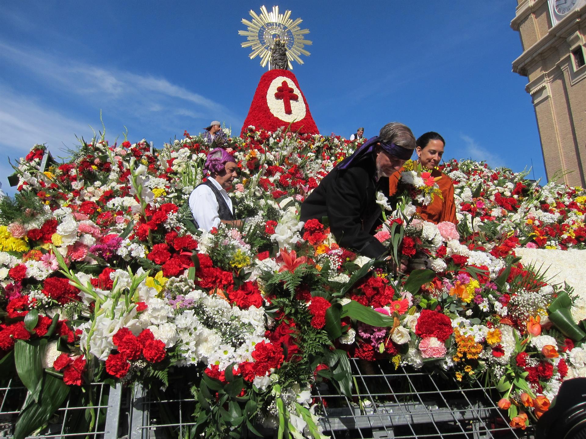 La ofrenda de flores a la Virgen del Pilar atrae a miles de turistas a Zaragoza