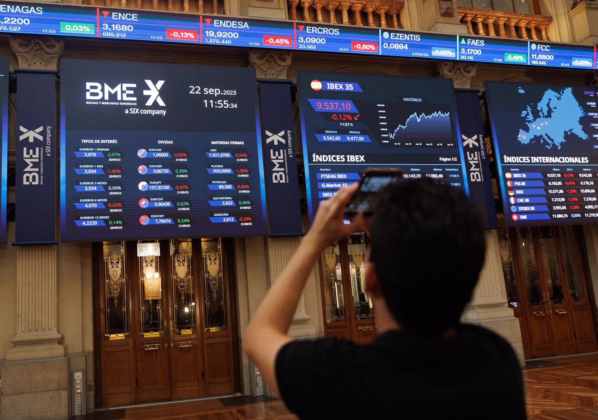 El Ibex 35 se mantiene estable en la media sesión, en el entorno de los 11.650 puntos