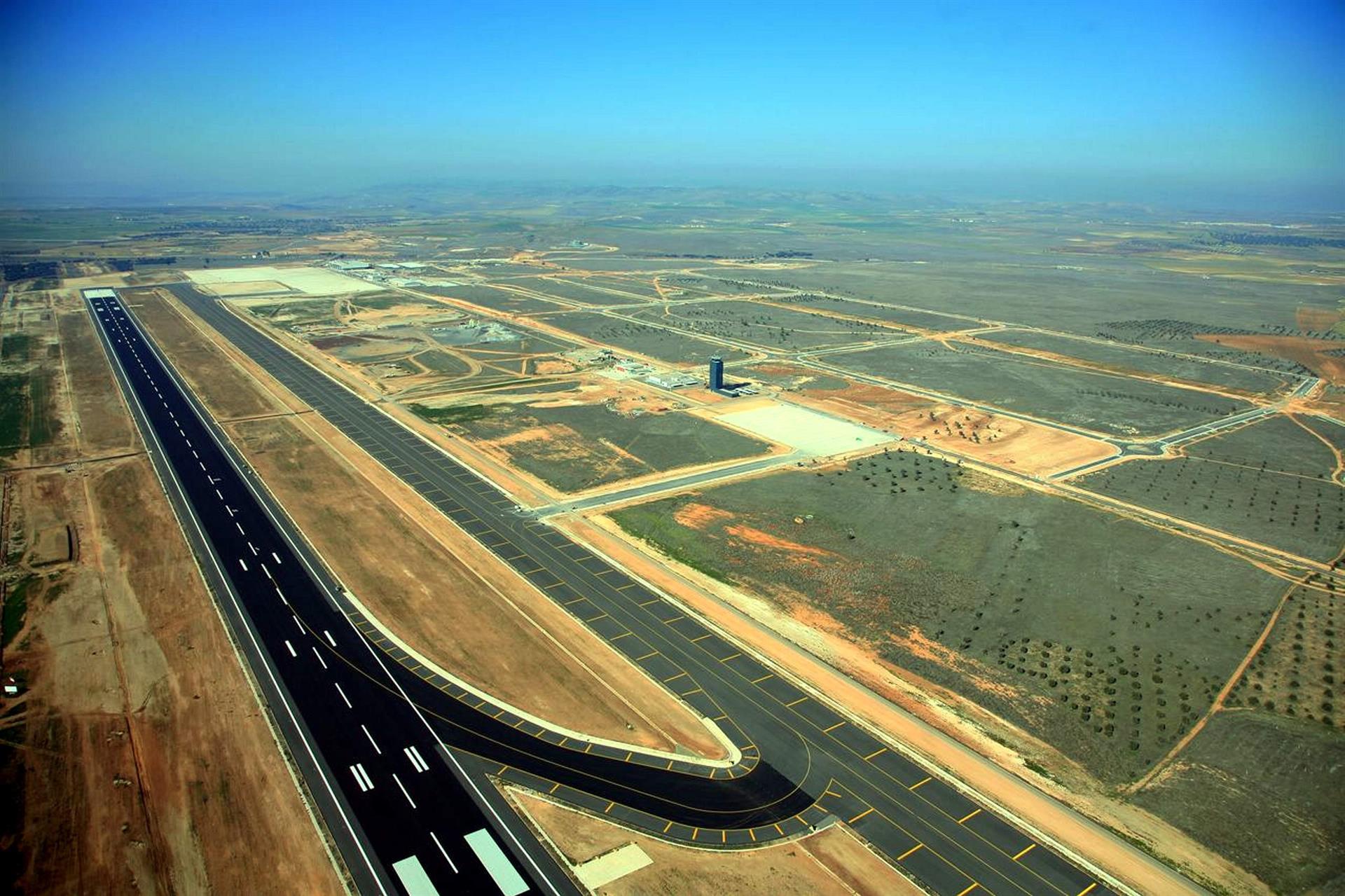 El aeropuerto de Ciudad Real podría dedicar sus instalaciones a albergar migrantes ante la «sorpresa» del Gobierno C-LM