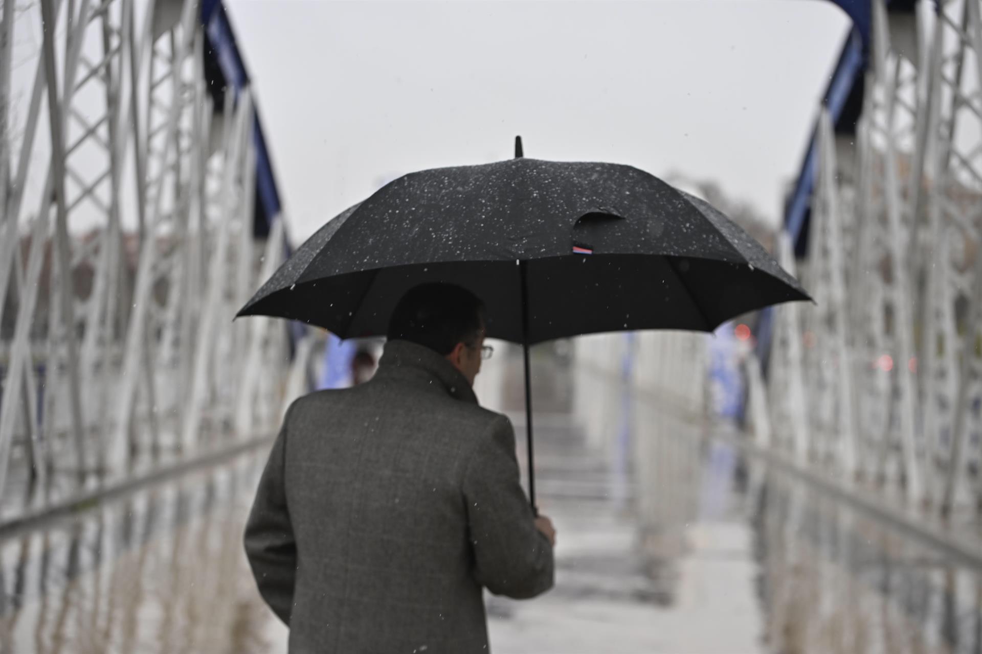 Un total de 24 provincias y Ceuta estarán hoy en aviso por lluvias, tormenta y viento