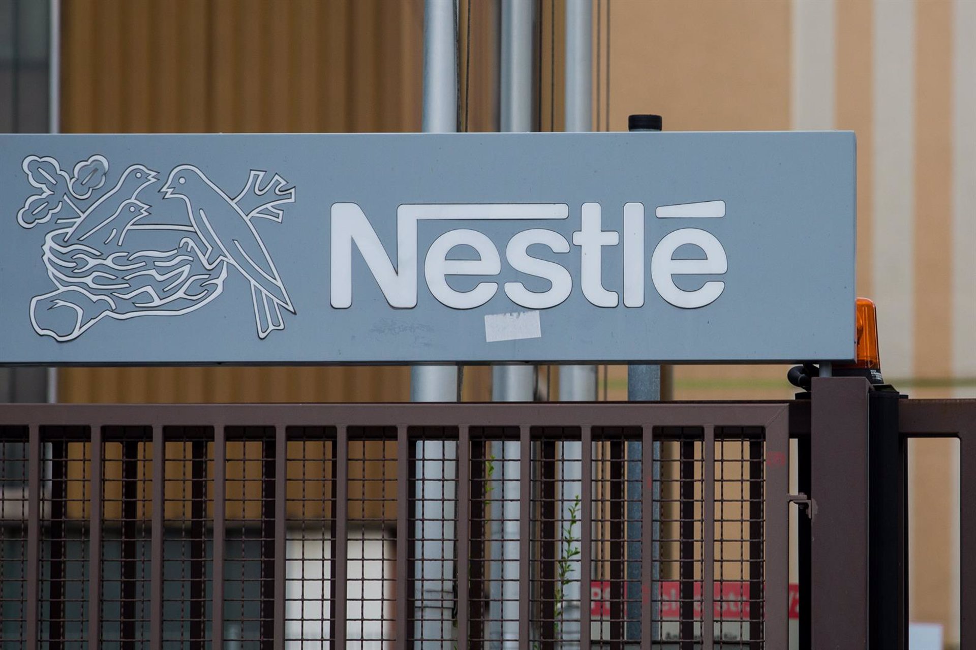 Nestlé factura un 2,4% menos hasta septiembre y rebaja previsiones anuales