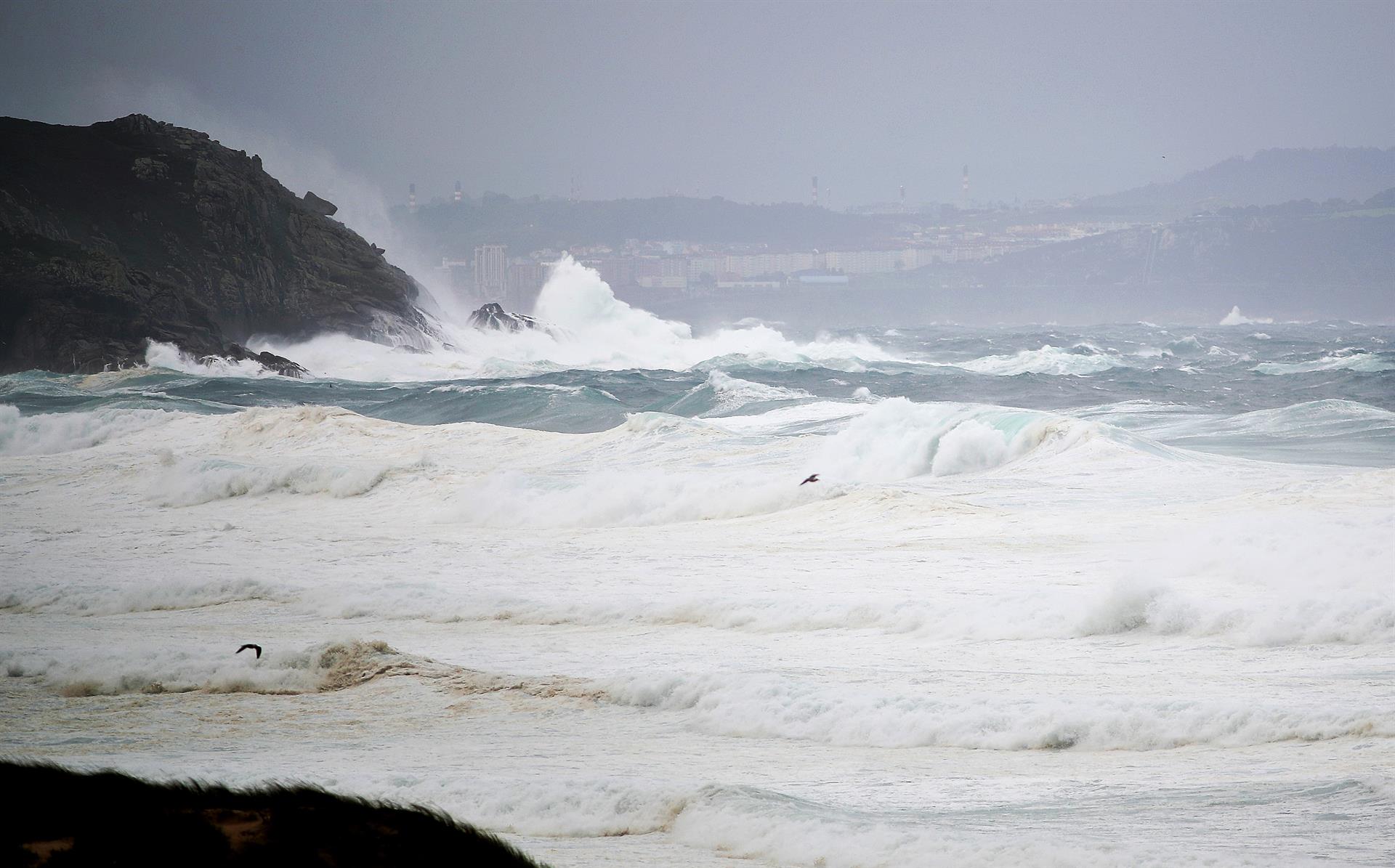 Viento, olas y lluvia ponen mañana en aviso a 5 provincias y la inestabilidad se concentrará en norte y este peninsular