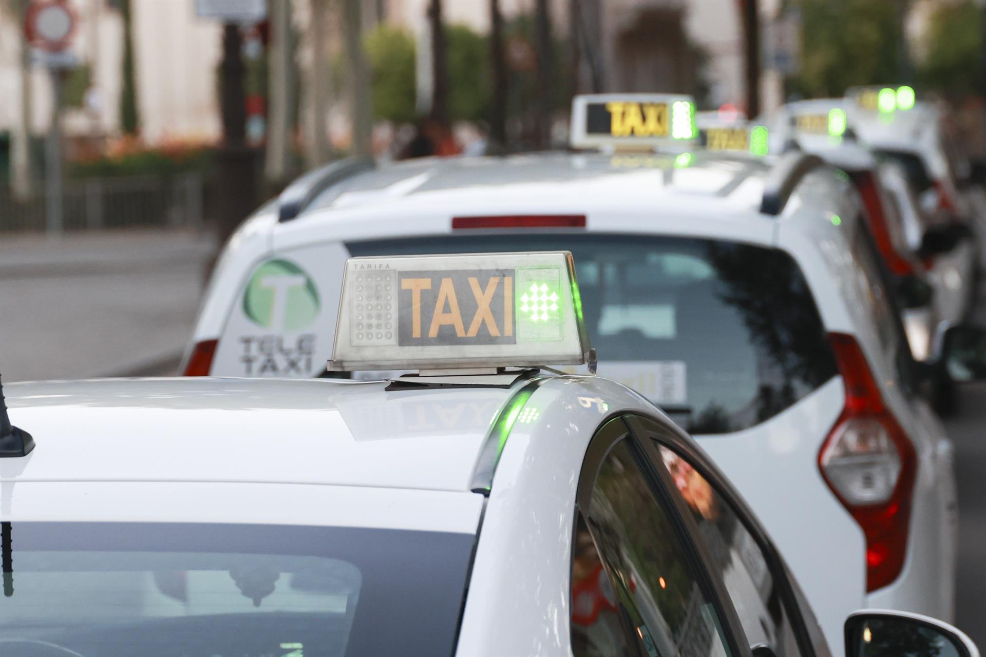 Unos 100.000 taxistas se suman a la huelga de transportes para exigir la jubilación anticipada