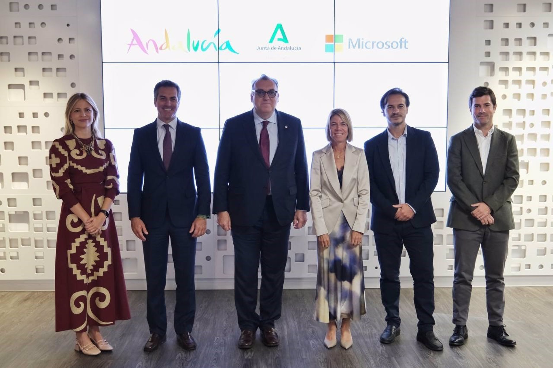 Andalucía y Microsoft firman un acuerdo para «acelerar» la «modernización tecnológica» del sector turístico