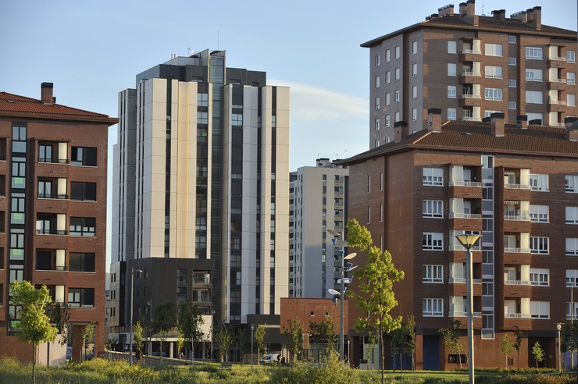 Consumo investiga a inmobiliarias por imponer comisiones y contratos de alquiler temporales