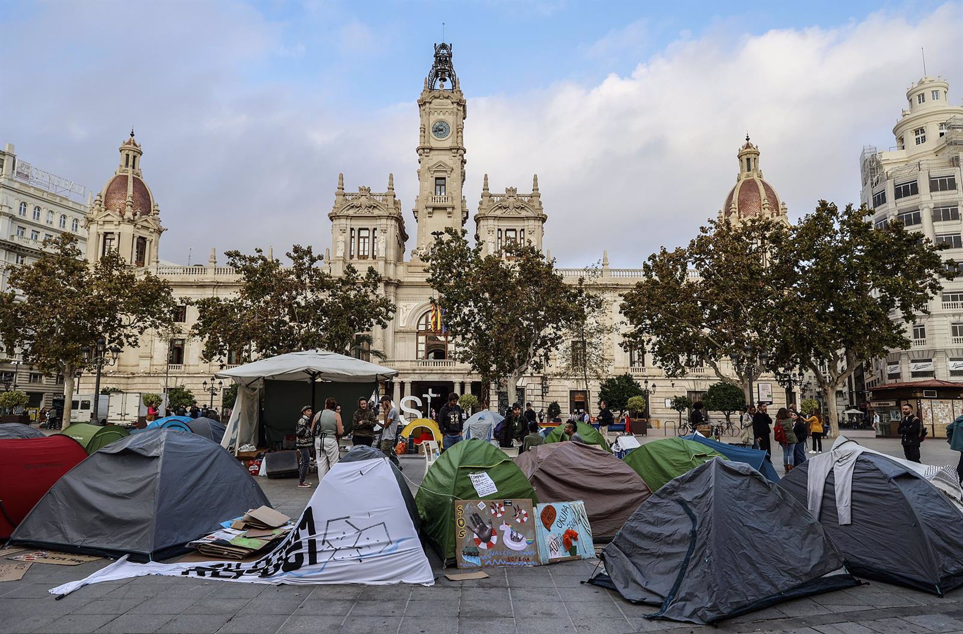 La acampada por la vivienda en Valencia se mantendrá mañana pese a la lluvia: «Vamos a seguir día a día»