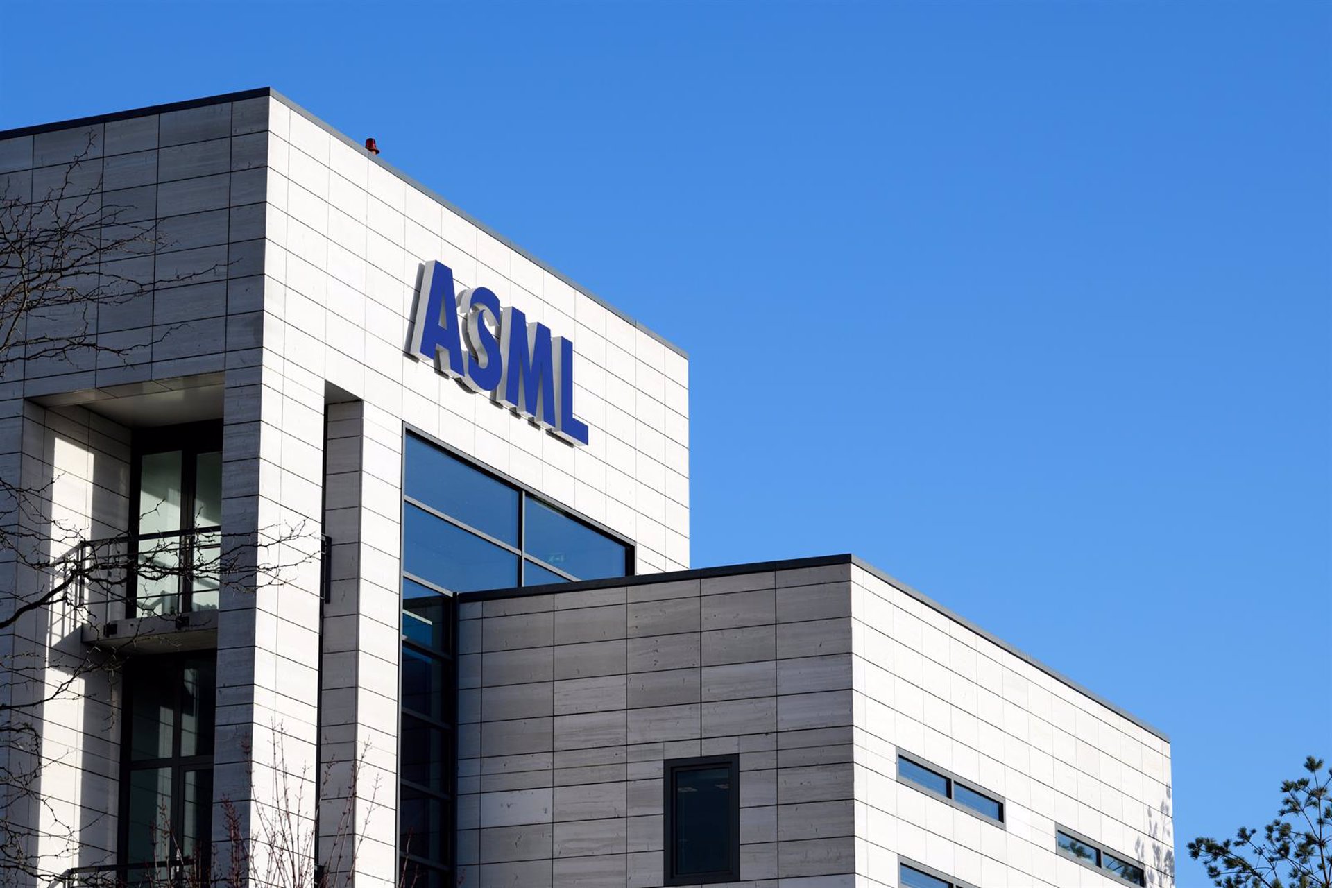 ASML prevé que 2026 sea un año de crecimiento y que las trabas a la exportación hacia China continúen