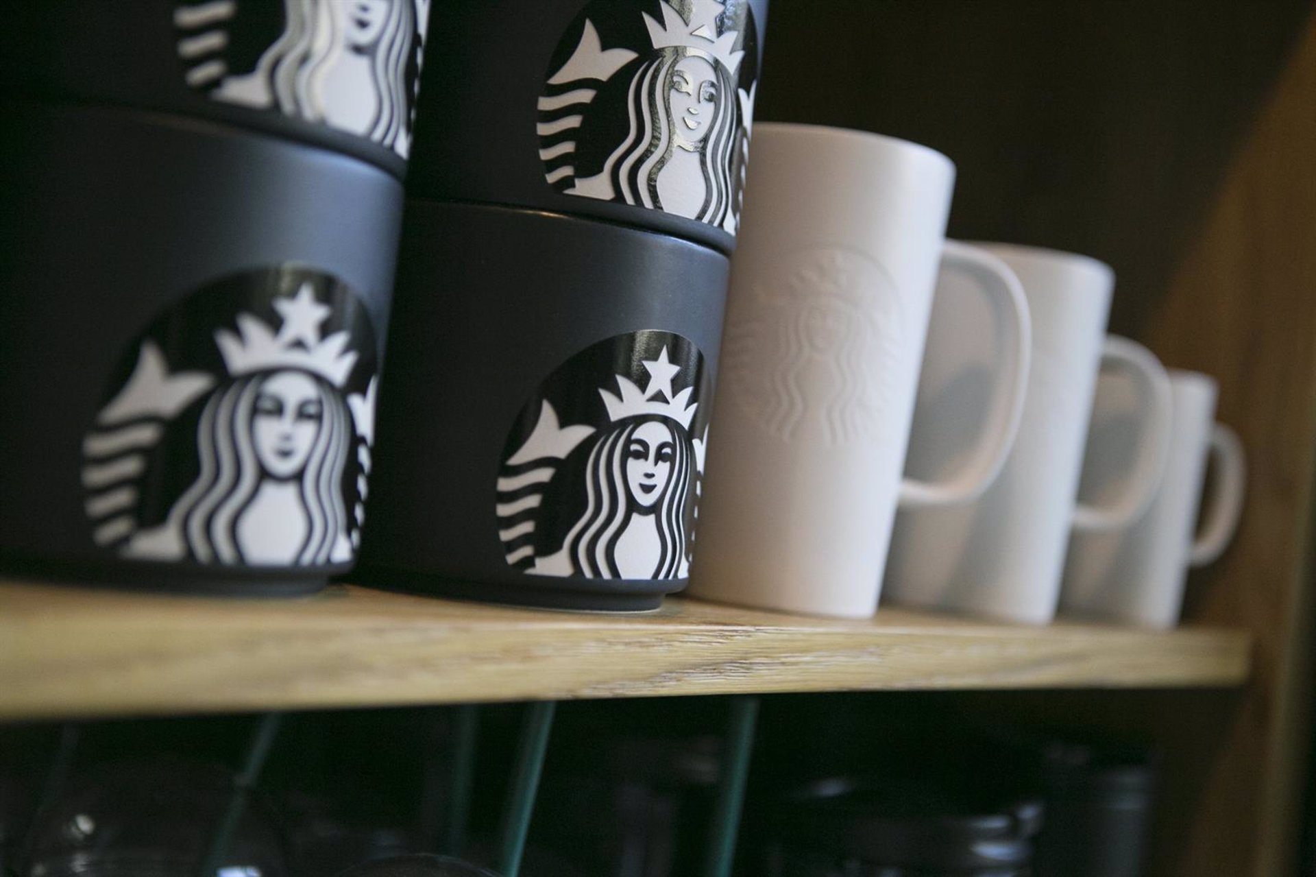 Starbucks suspende las previsiones para 2025 tras bajar sus ventas y beneficios en su último trimestre fiscal