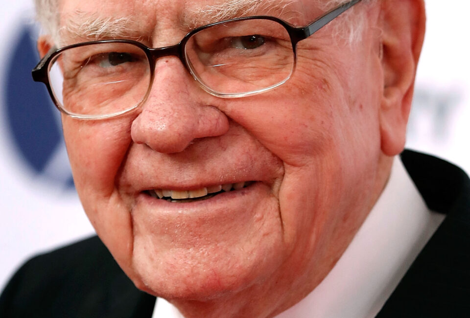 El efectivo de Warren Buffett alcanza récords: ¿Deberíamos hacer lo mismo?